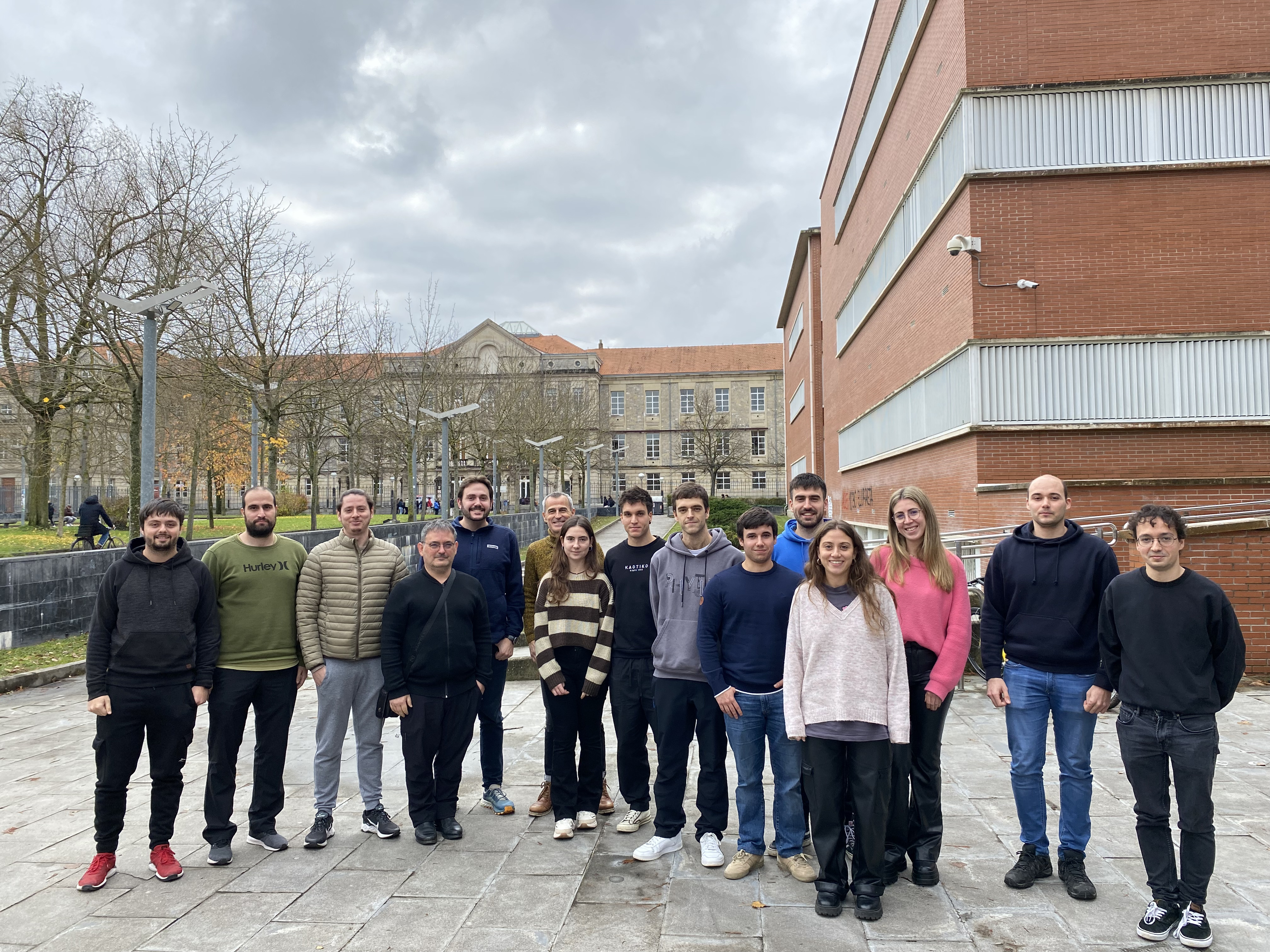 Fotografía del grupo de investigación del laboratorio de energías renovables e hidrógeno verde