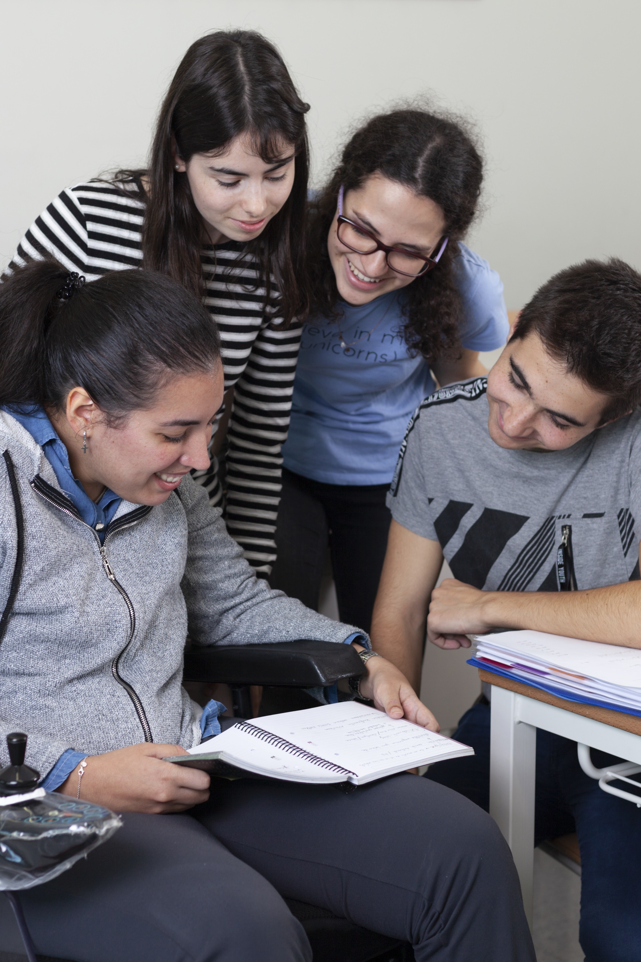 Estudiantes trabajando en grupo