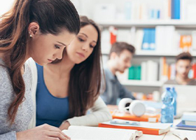 chicas y chicos estudiando GIE